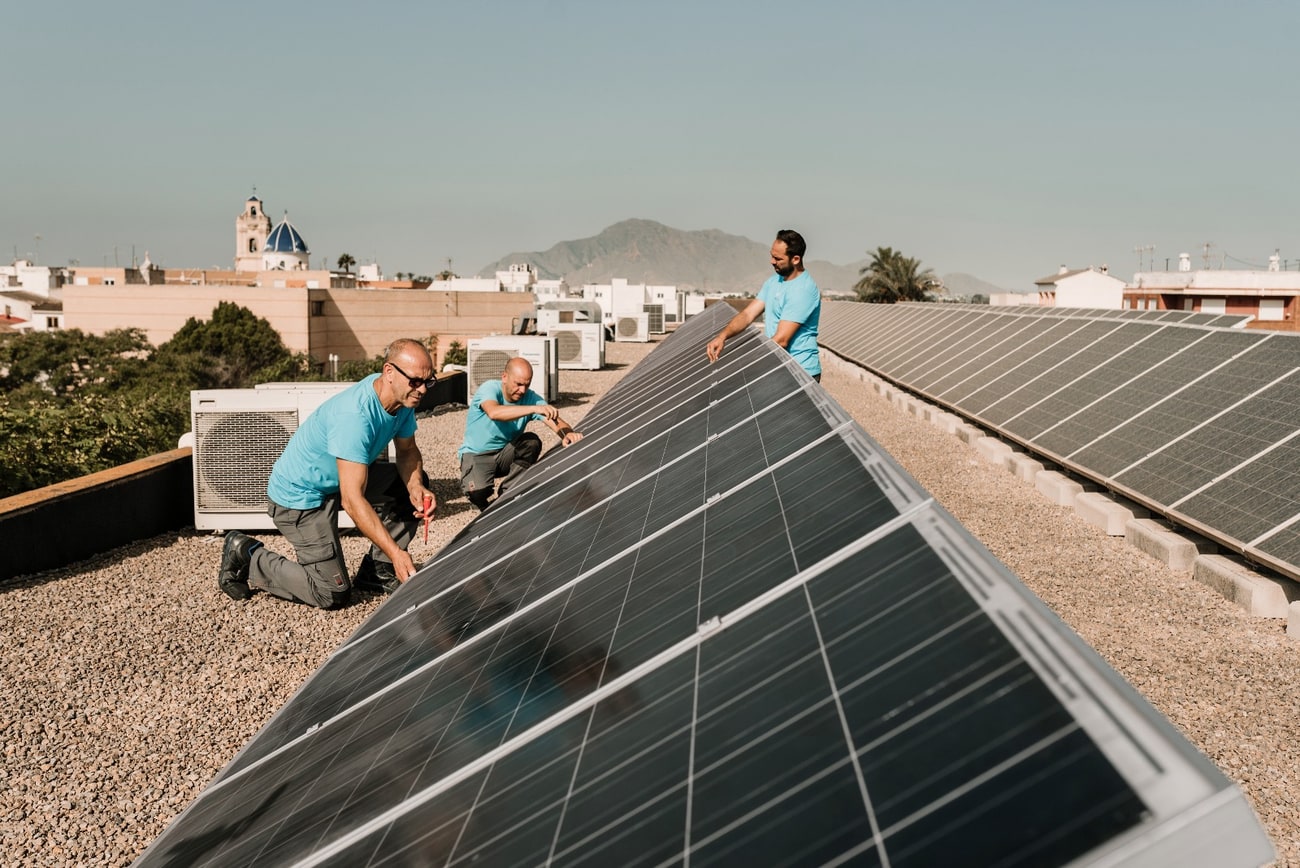 Equipo de SolarClima instalando placas solares en un tejado